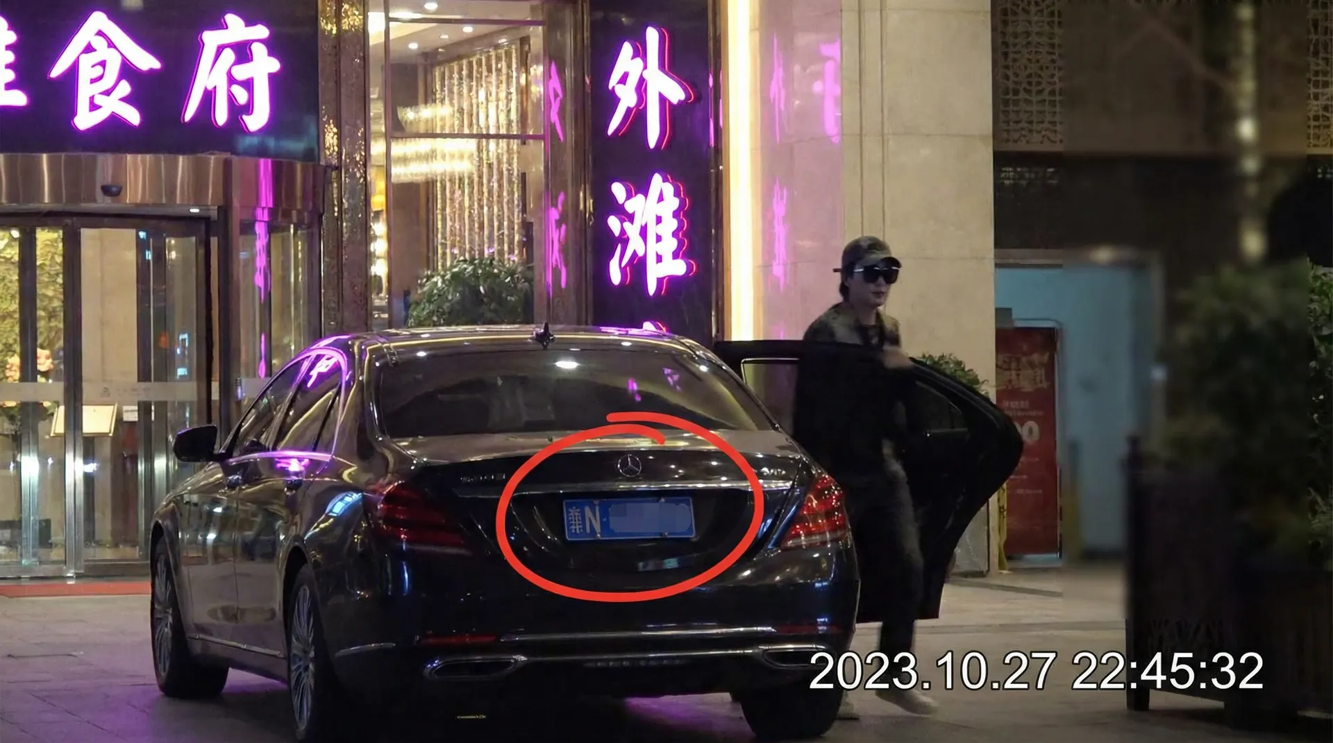 黑料吃瓜 - 豪车餐厅外偷拍